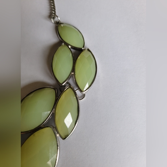 Bib necklace, green plum color - Picture 3 of 6